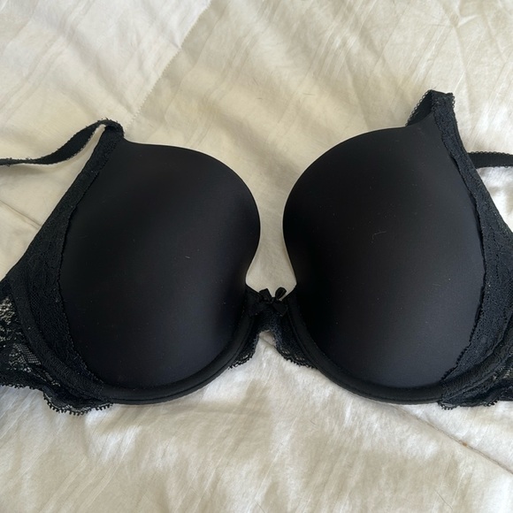 3 Victoria’s Secret bras - Picture 2 of 7